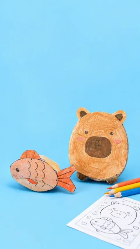 Il capibara e il pesciolino di carta Strizzami su fondo azzurro